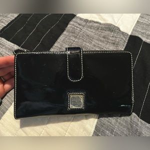Dooney & Bourke snap Wallet